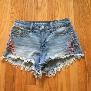 Flowery frayed denim shorts